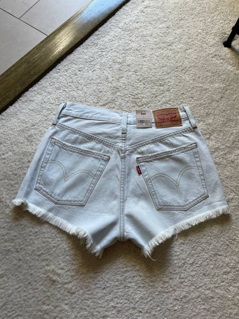 NWT Levi's 501 High Rise Distressed Women’s Denim Shorts Size 26 - Picture 5 of 11